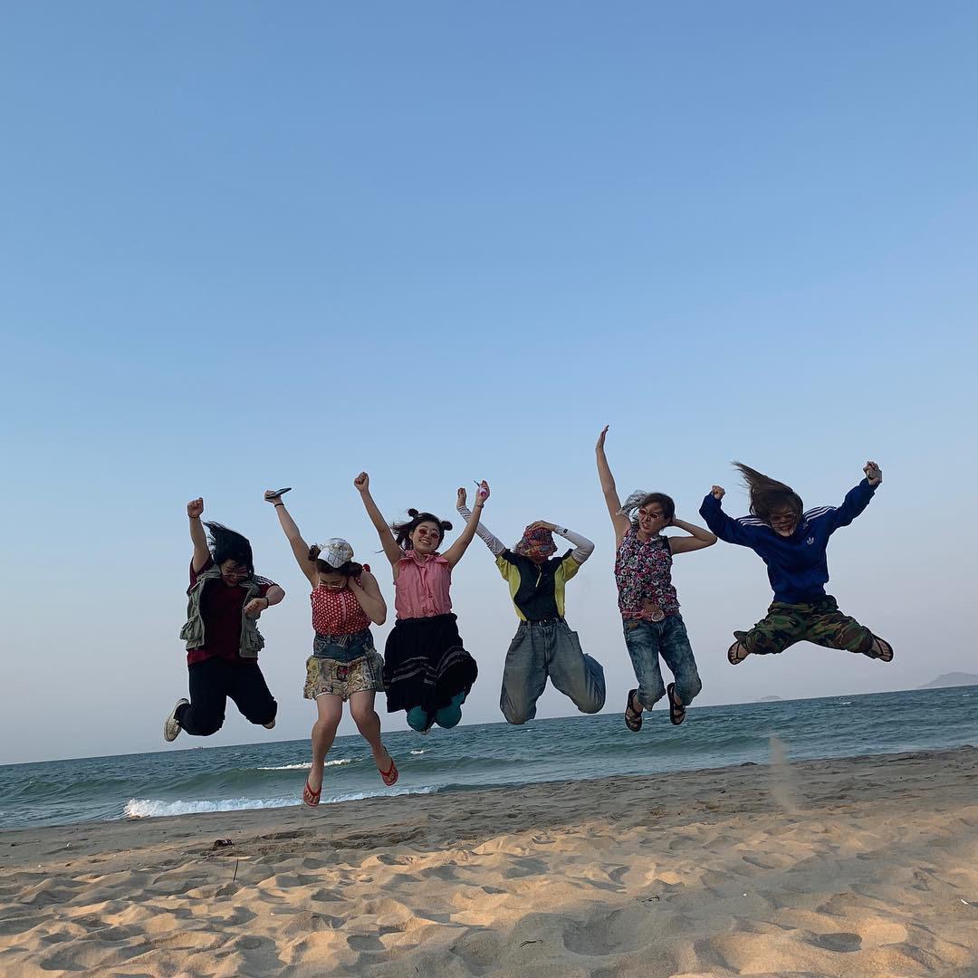 Nhóm bạn đi du lịch biển Việt Nam