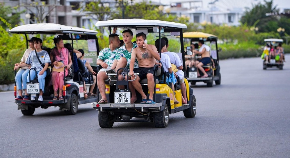 xe điện - Bến xe Sầm Sơn cách bãi biển bao nhiêu km